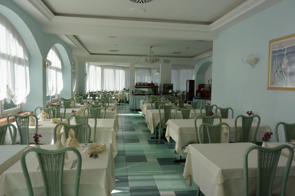 Hotel Alisei Lignano Sabbiadoro Exterior photo